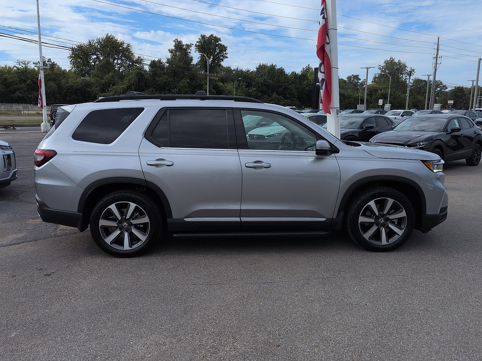 Used 2025 Honda Pilot Touring image 2