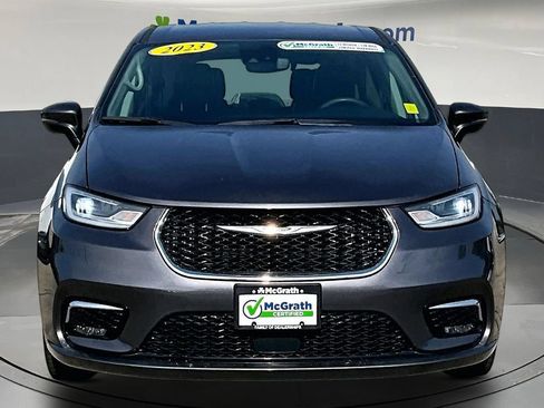 Used 2023 Chrysler Pacifica Touring-L FWD image 2