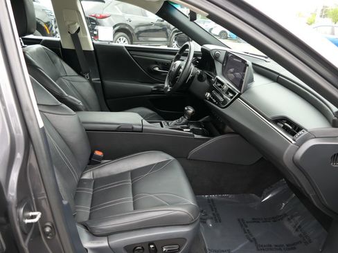 Used 2024 Lexus ES 300h w/ Accessory Package (Z2) image 27