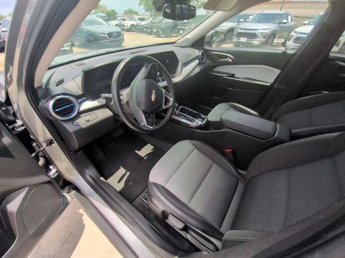 Used 2025 Chevrolet Trax LT w/ LT Convenience Package FWD image 15