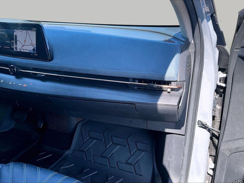 Used 2024 Nissan Ariya AWD image 18