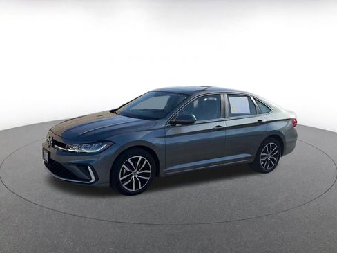 Used 2025 Volkswagen Jetta SE image 8