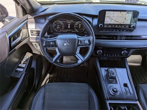 Used 2023 Mitsubishi Outlander SE Black Edition image 18