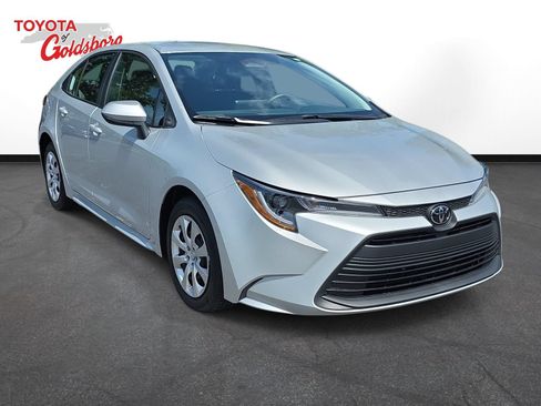 Used 2026 Toyota Corolla LE FWD image 3