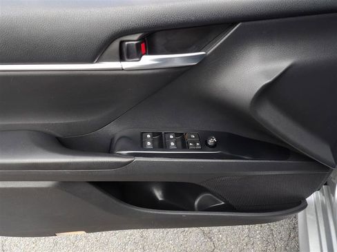Used 2018 Toyota Camry LE image 10