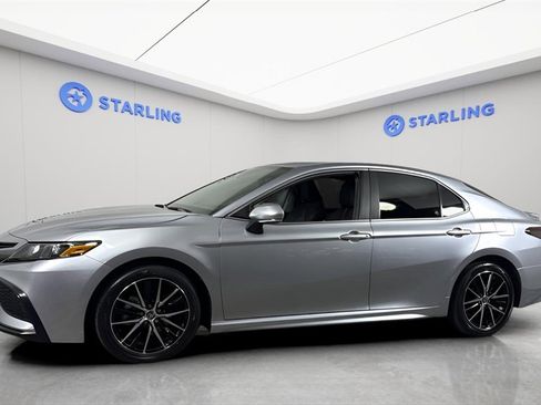 Used 2024 Toyota Camry SE image 2