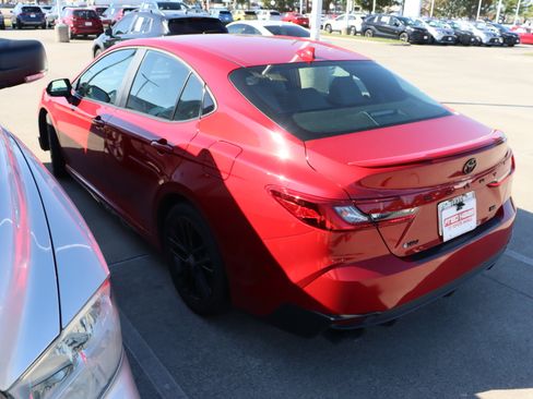 Used 2025 Toyota Camry SE image 7