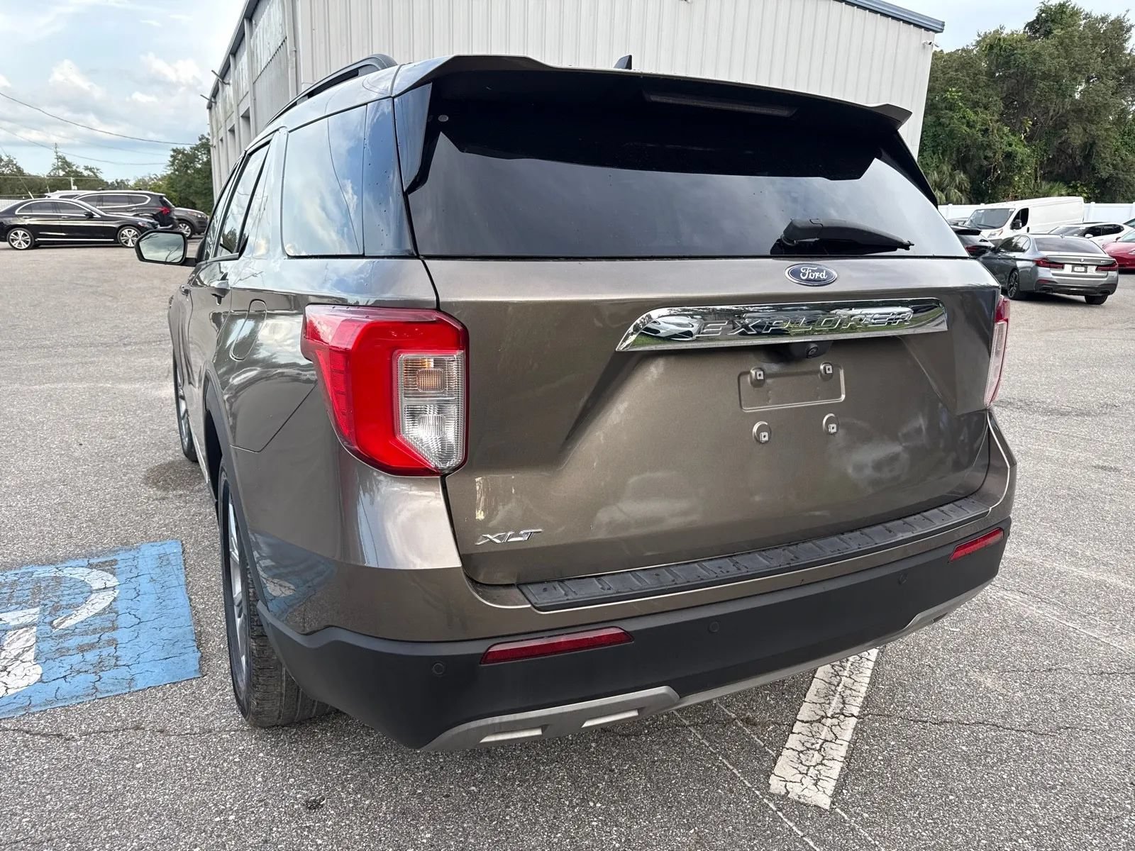 Used 2021 Ford Explorer XLT w/ Equipment Group 202A RWD image 10