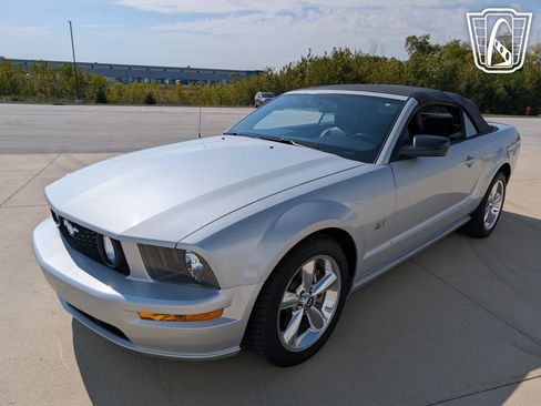 Used 2005 Ford Mustang GT image 2