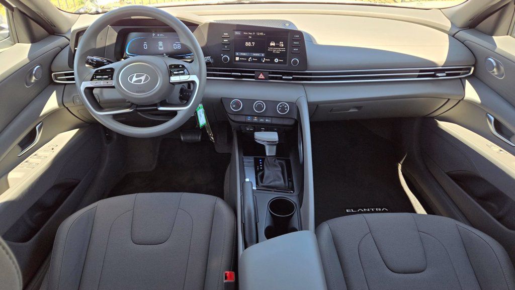Used 2026 Hyundai Elantra SE FWD image 12