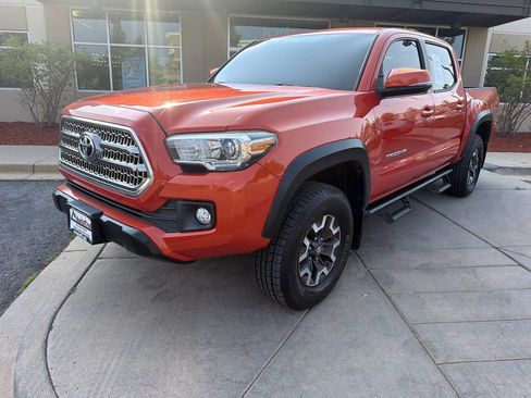 Used 2016 Toyota Tacoma TRD Off-Road w/ Premium & Technology Package AWD/4WD image 2