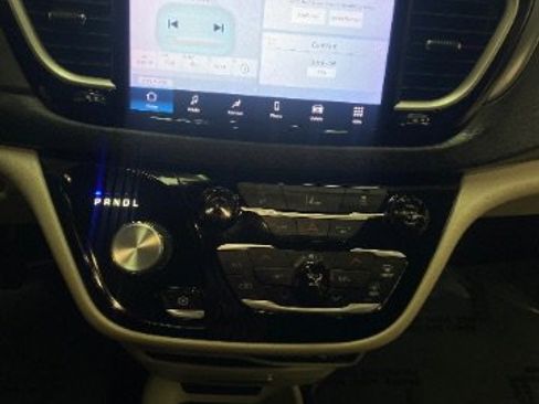Used 2022 Chrysler Pacifica Touring-L image 28