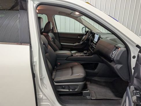 Used 2023 Nissan Pathfinder SL w/ Black Appearance Package AWD/4WD image 31