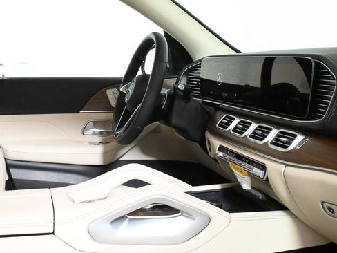 Used 2026 Mercedes-Benz GLS 450 4MATIC image 35