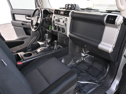 Used 2011 Toyota FJ Cruiser 4WD w/ Upgrade Pkg image 12