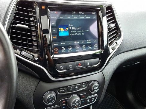 Used 2021 Jeep Cherokee Limited image 18