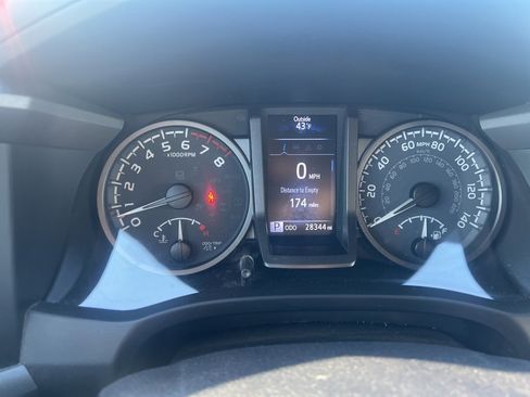 Used 2022 Toyota Tacoma TRD Off-Road image 23