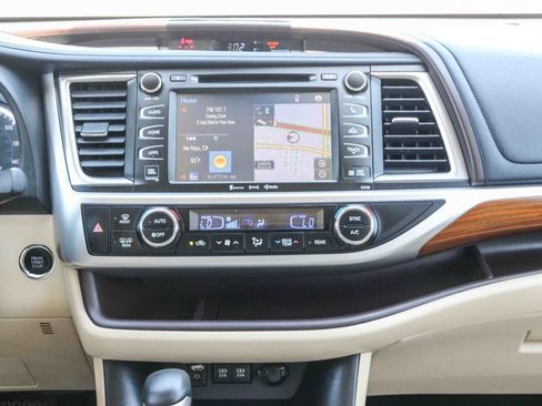 Used 2017 Toyota Highlander Limited w/ Carpet Mat Package AWD/4WD image 13