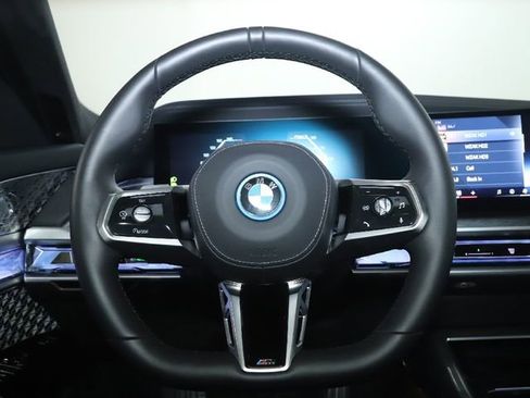 Used 2025 BMW i7 xDrive60 image 24