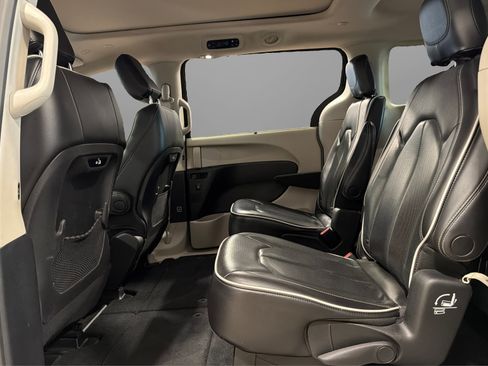 Used 2023 Chrysler Pacifica Limited FWD image 40