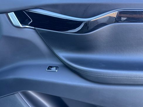 Used 2018 Tesla Model X 75D image 22