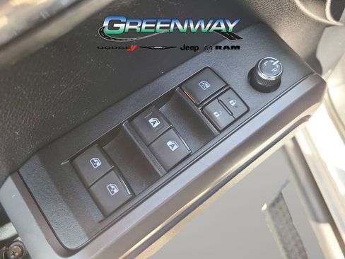 Used 2018 Toyota Tacoma TRD Sport w/ Technology Package image 18