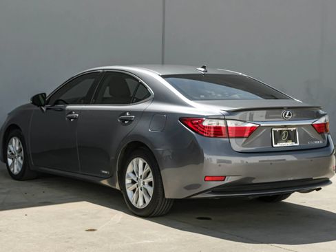Used 2014 Lexus ES 300h w/ Luxury Package w/Bamboo Trim FWD image 10