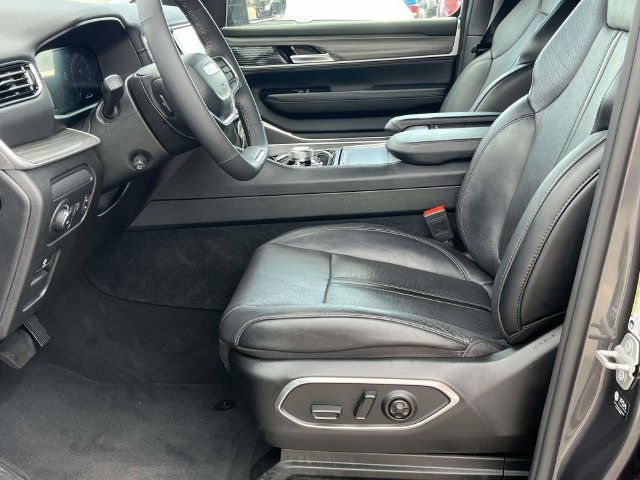 Used 2024 Jeep Wagoneer L Series II w/ Flexible Seating Group AWD/4WD image 13
