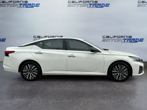 Used 2025 Nissan Altima 2.5 SV FWD image 4