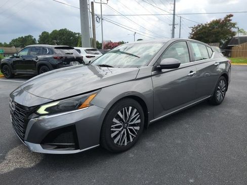 Used 2023 Nissan Altima 2.5 SV w/ SV Premium Package FWD image 12