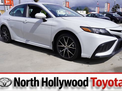 Used 2024 Toyota Camry SE FWD image 1