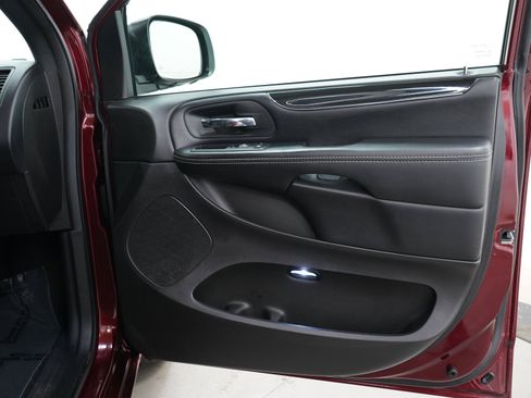 Used 2019 Dodge Grand Caravan SXT w/ Blacktop Package FWD image 11