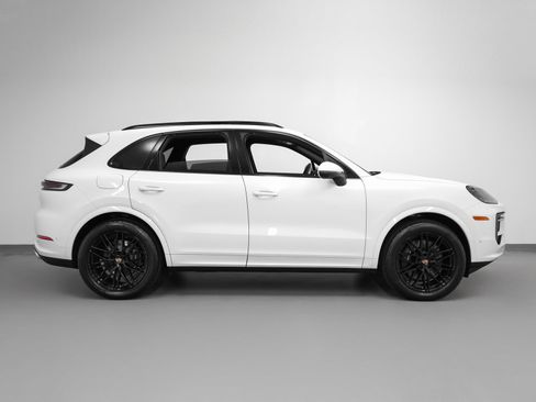 Used 2025 Porsche Cayenne image 13