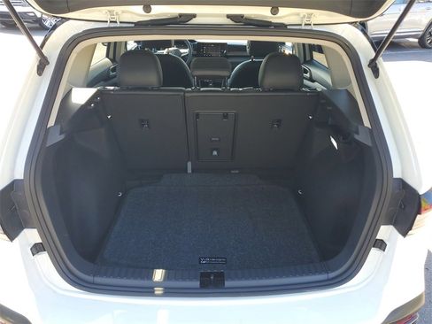 Certified 2025 Volkswagen Taos SE image 8