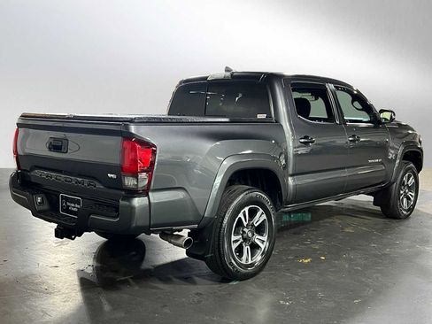 Used 2018 Toyota Tacoma TRD Sport AWD/4WD image 3