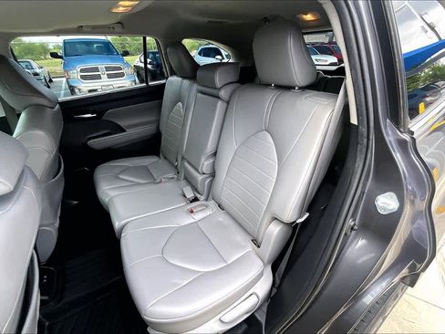 Used 2021 Toyota Highlander XLE FWD image 21