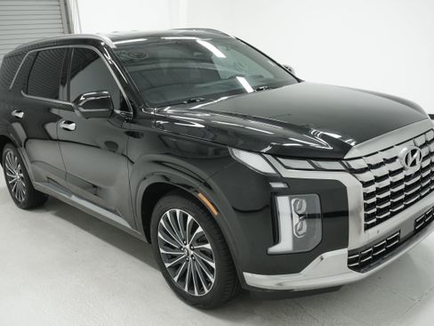 Used 2023 Hyundai Palisade Calligraphy FWD image 3