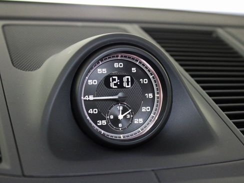 Used 2025 Porsche Macan image 25