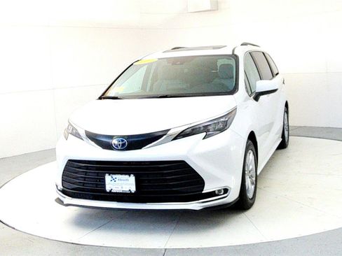 Certified 2024 Toyota Sienna XLE w/ XLE Plus Package image 2