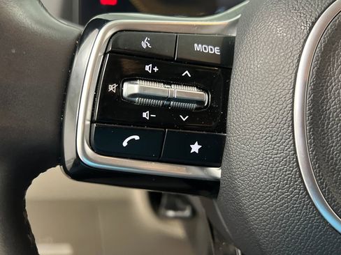 Used 2025 Kia Carnival image 49