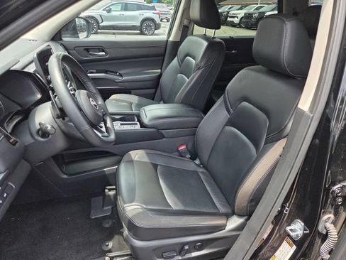 Used 2025 Nissan Pathfinder SL FWD image 10