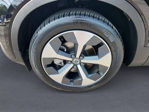 Certified 2025 Volvo XC40 B5 Plus AWD/4WD image 8