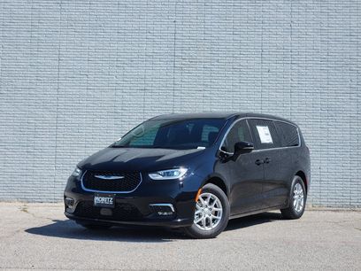 New 2025 Chrysler Pacifica Select