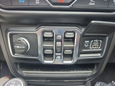 Used 2022 Jeep Wrangler Unlimited Sahara w/ Cold Weather Group AWD/4WD image 36
