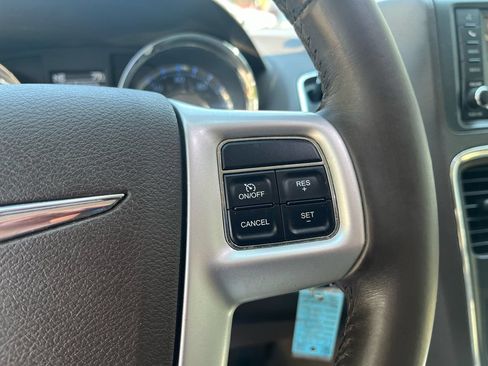 Used 2016 Chrysler Town & Country Touring FWD image 12