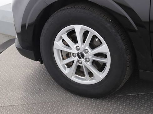 Used 2022 Kia Carnival LX FWD image 13