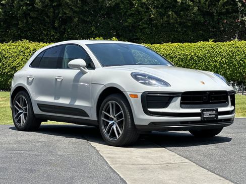 Certified 2025 Porsche Macan AWD/4WD image 10