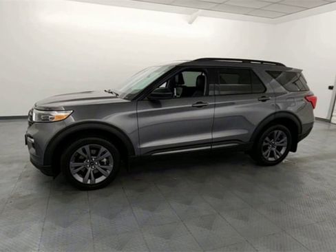 Used 2022 Ford Explorer XLT w/ Equipment Group 202A image 4