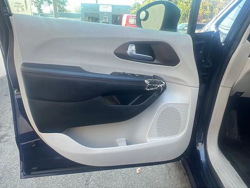 Used 2017 Chrysler Pacifica Touring image 22