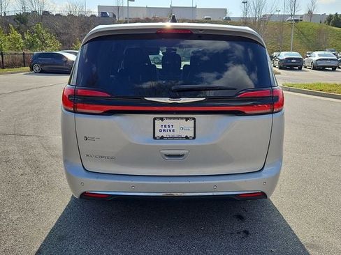 Used 2024 Chrysler Pacifica Touring-L image 6